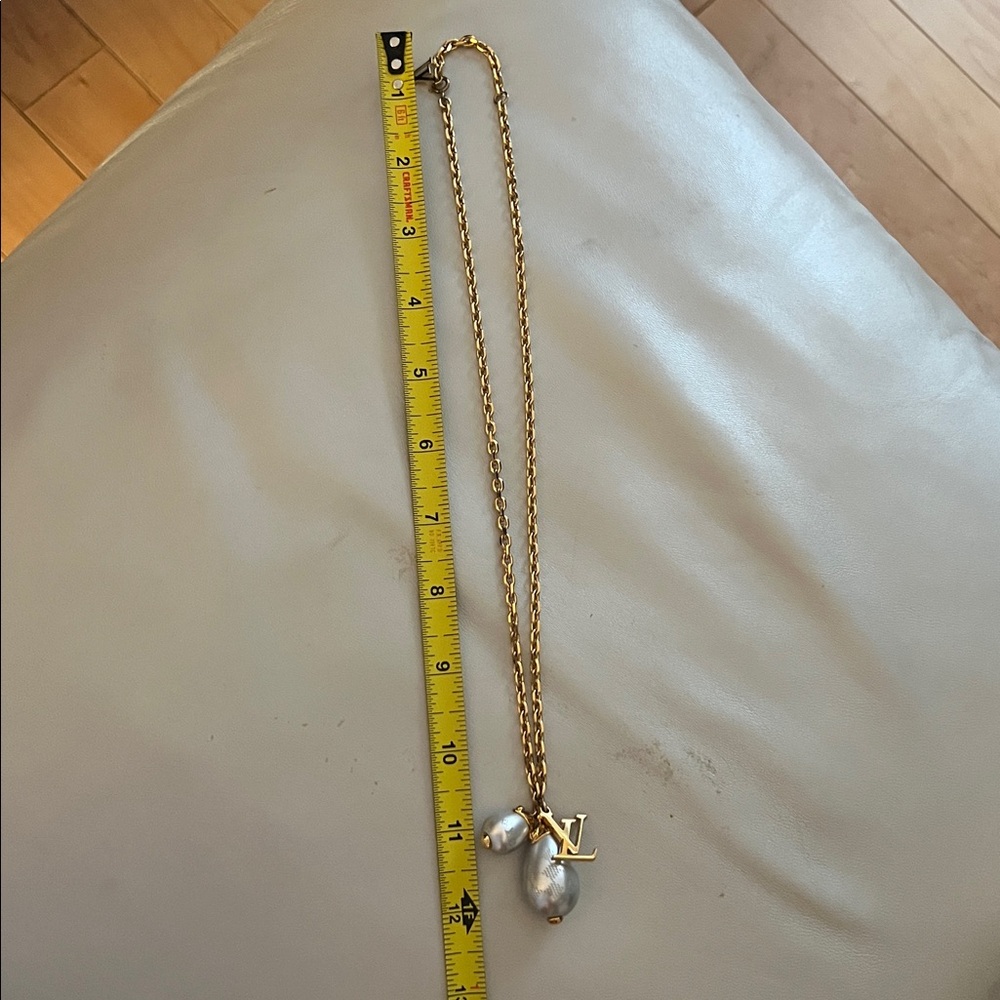 Louis Vuitton Gold-Tone Chain Necklace with Pearl Drop Charms - Picture 3 of 16
